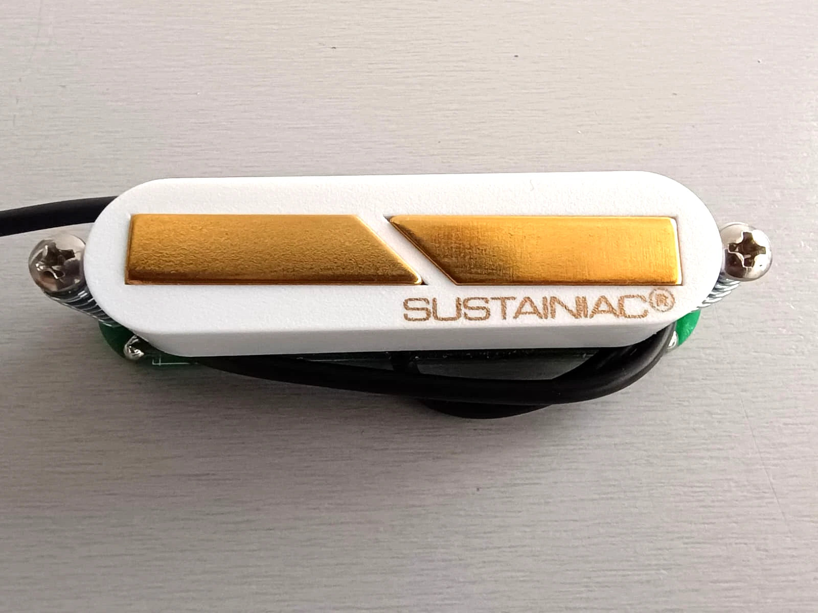 Sustainiac®  White Single Driver with Gold Pole Pieces